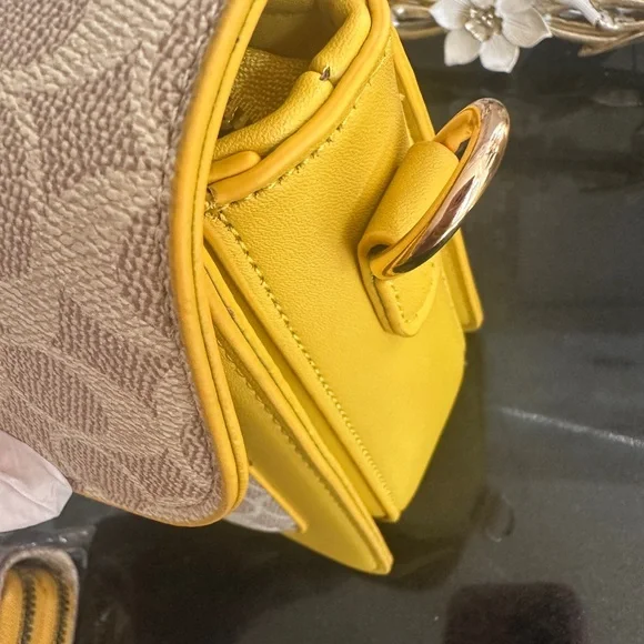 Chic Yellow Canvas Shoulder/Cross Body with Gold Hardware & Bonus Straps BNWT - Picture 4 of 17